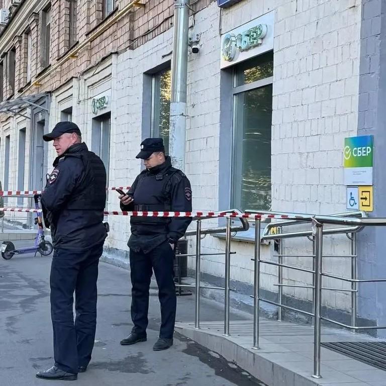 Видео задержания мужчины, зарезавшего начальницу в отделении «Сбербанка» в Москве