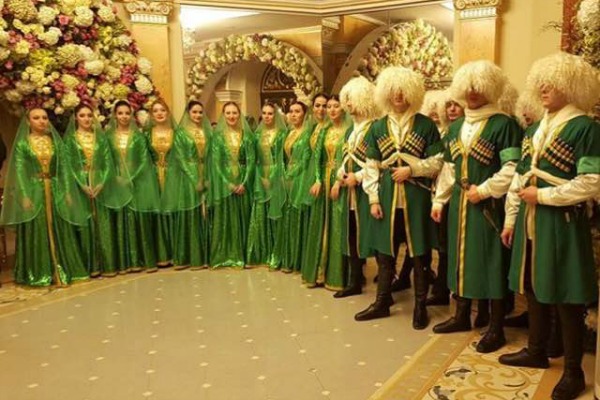 Наряду с мировыми звездами гостей развлекал ансамбль «Лезгинка»