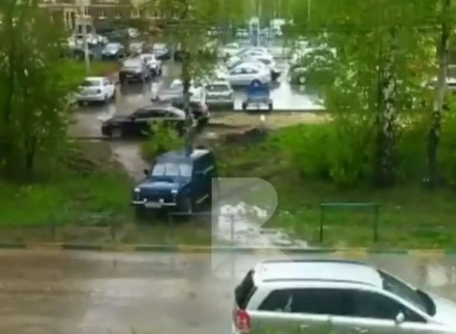 На улице Шереметьевской засняли водителей, «срезающих» дорогу по пешеходной зоне | ya62.ru