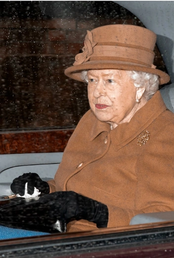 Елизавета II в перчатках в машине