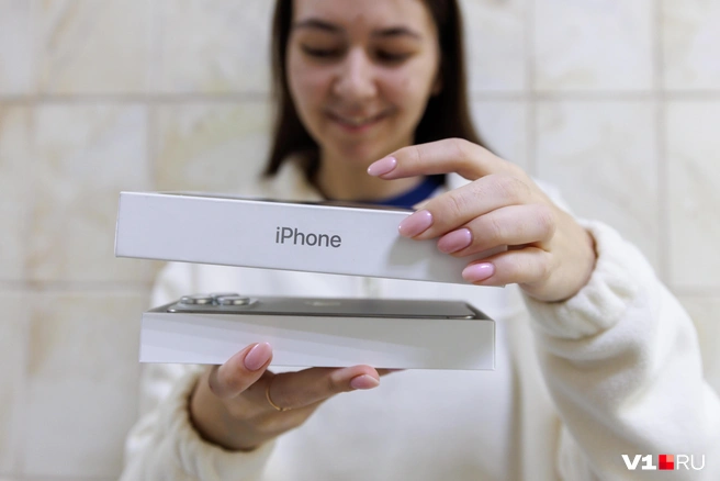 В Россию сейчас попадает до 50% серых поставок iPhone | Источник: Алексей Волхонский / V1.RU