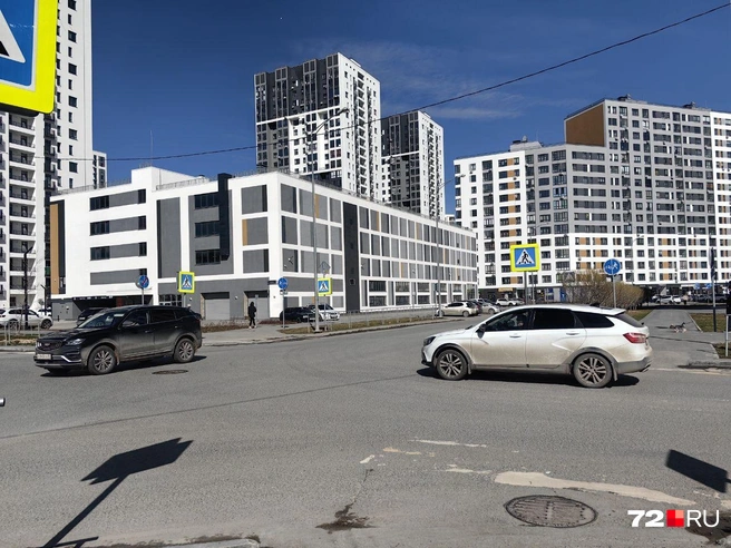 Рядом с перекрестком много жилых домов, взрослая и детская поликлиника  | Источник: Павел Красоткин / 72.RU 