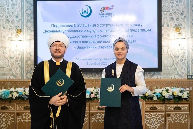 Ислам предписывает скромность во всём. Анна Цивилева соблюдает это мусульманское повеление, покрыв голову стильной чалмой, однако про несоответствие этому принципу дорогих аксессуаров, видимо, не подумала | Источник: annatsivileva / T.me