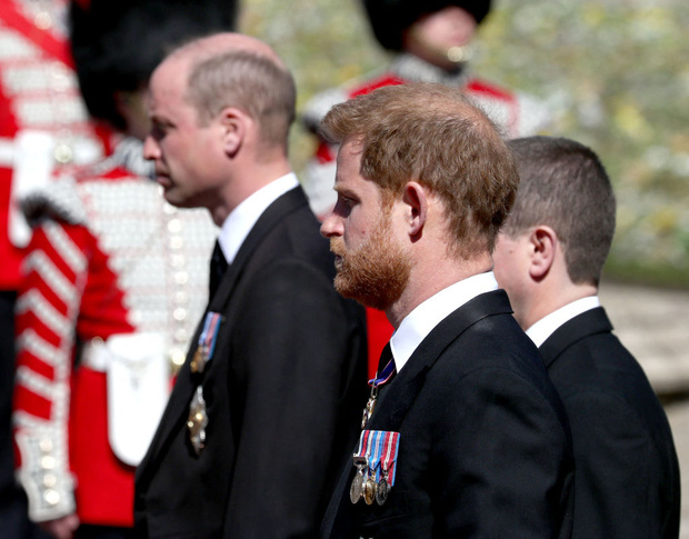 Фото №1 - На шаг ближе: Уильям и Гарри поговорили друг с другом после похорон принца Филиппа