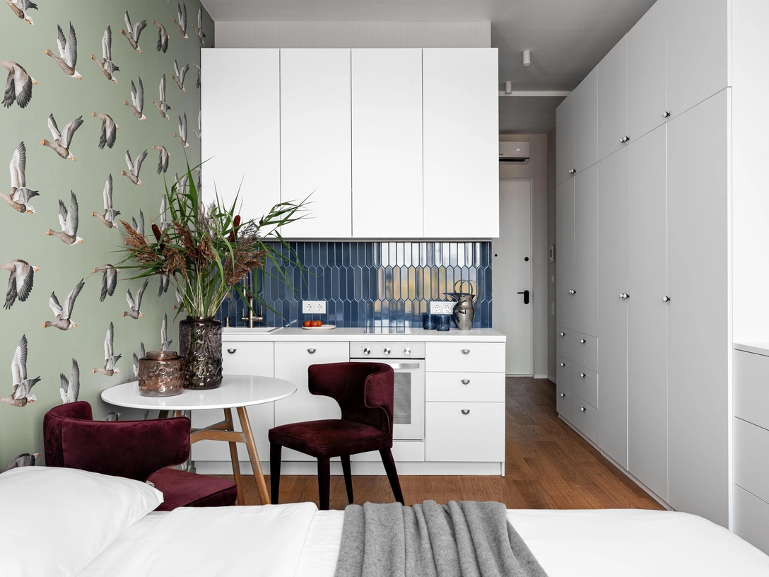 Вид из зоны сна на кухню и прихожую. Кровать и стол, divan.ru. Стулья, La Redoute. Обои с гусями, Sanderson Elysian. Плитка на фартуке кухни, Equipe. | Источник: Роман Алексеев. Стиль: Ольга Олейникова