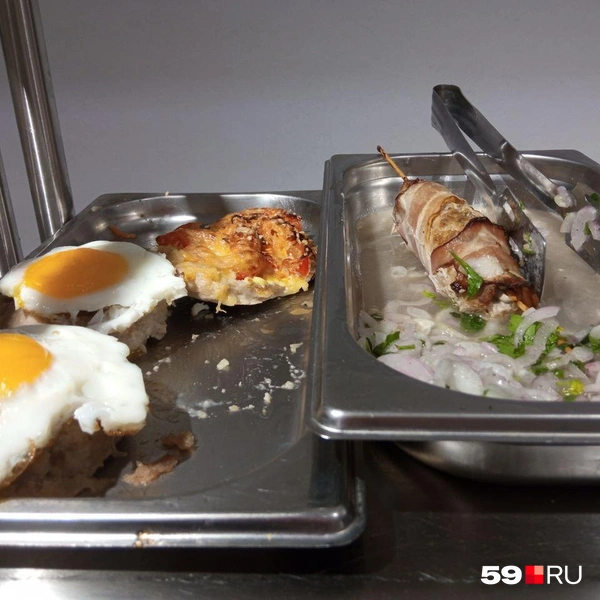 На выбор здесь предлагают много мясных блюд: бифштексы под глазуньей, люля-кебаб в рулетике из бекона | Источник: Вероника Свизева / 59.RU 