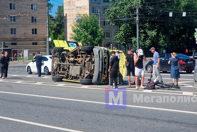 В ДТП на Народной улице перевернулась скорая