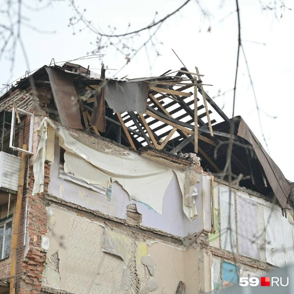 С этого ракурса видно, что крыша уже давно обветшала | Источник: Василина Любимова / 59.RU