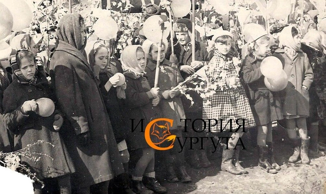 Фото из 1966-го. На первосентябрьской линейке было прохладно. Некоторые дети пришли в утонченных пальто и модных шляпах, но большинство — в обычной мануфактурной одежде и обуви | Источник: «Старый Сургут» / t.me