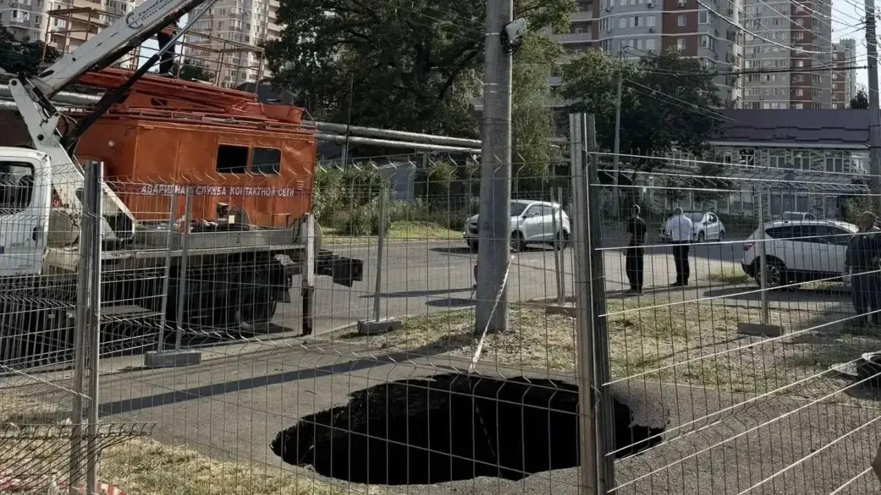 «Сколько еще надо ждать?» В Краснодаре уже два месяца не могут починить провал на дороге