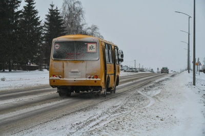 Школьный автобус в Новокузнецке съехал в кювет из-за наледи