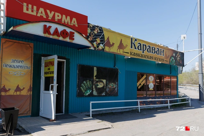 Вдоль одного из участков улицы Республики стоят павильоны с кафе  | Источник: Ирина Шарова / 72.RU