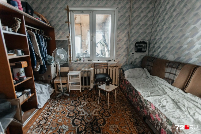 Еще одна из 4-х комнат в квартире Шестаковых | Источник: Ирина Шарова / 72.RU