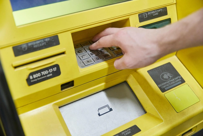 Для снятия крупных сумм таким клиентам рекомендуется предварительно уведомлять банк и обращаться в отделения | 142.ru