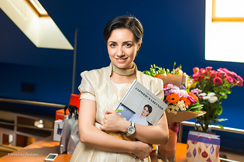 Анна Мелкумян с книгой | Источник: АНдрей Парежев