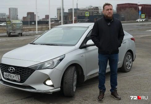 Антон предлагает сесть в автомобиль, покататься по городу, да и поговорить о наболевшем | Источник: Илья Чикотин / 72.RU