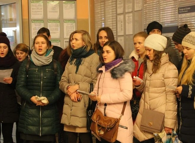 Рязанцы исполнили известные песни на вокзале (видео) | ya62.ru