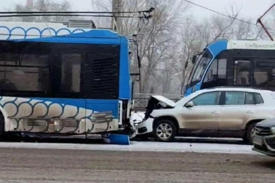 Volkswagen Tiguan rams Belarusian trolleybus in Volgograd