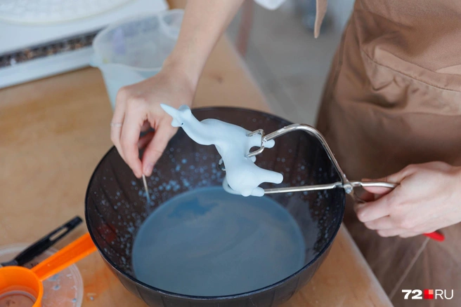 Нежно-розовая глазурь впоследствии превратится в синюю. А изделие встанет в ряд к другим произведениям «Затюменской игрушки» | Источник: Ирина Шарова / 72.RU