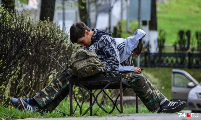 Молодежь в Златоусте типичная, смартфонная | Источник: Артем Краснов