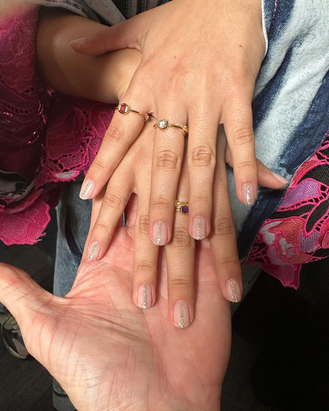 Блестящий маникюр на Новый год 2023: Камила Кабелло показала красивый дизайн на короткие ногти