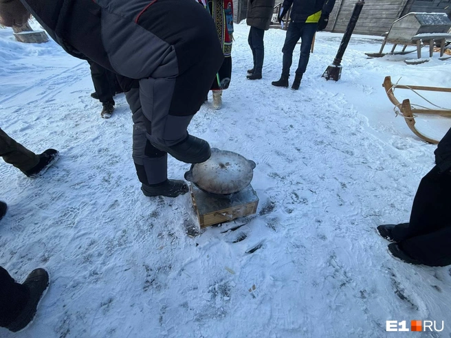 Мужчинам нужно было перешагнуть через казан, женщинам — просто побыть около дыма | Источник: Анастасия Баранова / E1.RU