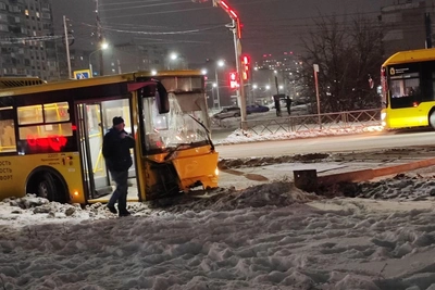 В Ярославле автобус сбил пешехода и повредил знак