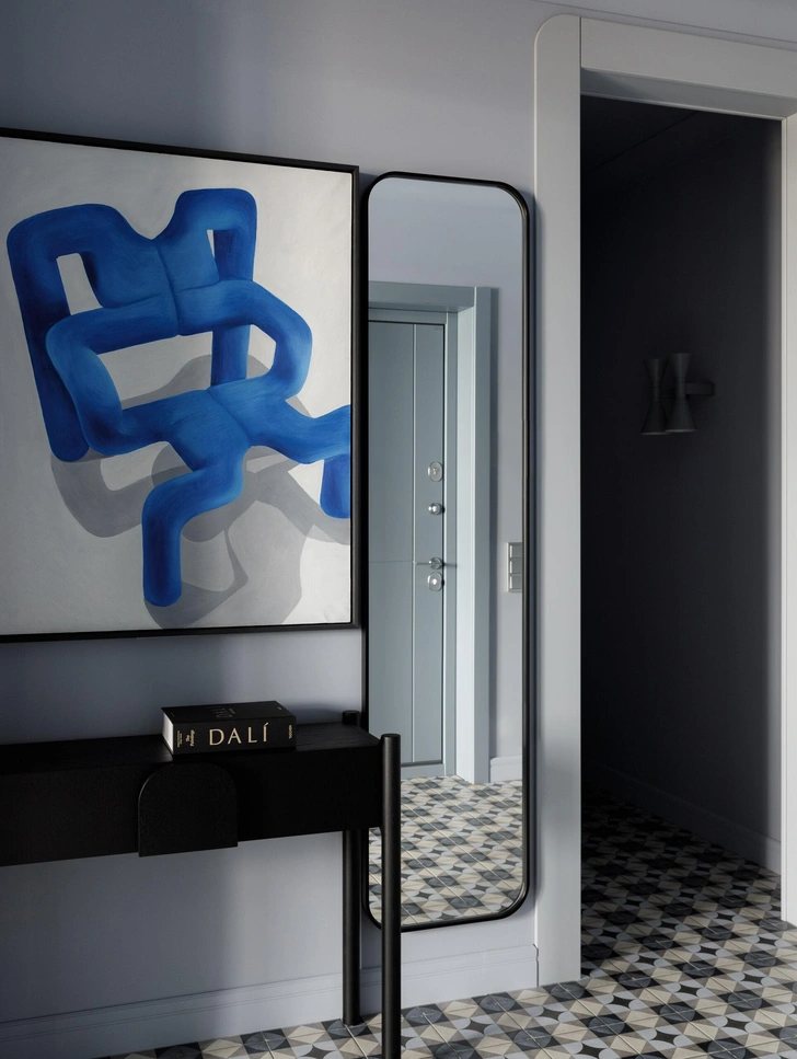 Плитка Art Nouveau Palais Blue, Equipe. Картина Ekstrem chair Александры Мато. Оформление картины, Светлана Кулакова. Консоль KT 02, Coma. Зеркало, Miralls. | Источник: Елизавета Гуровская. Стиль: Кира Прохорова