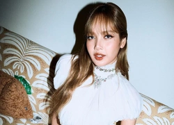 Белая магия: будуарный образ Лисы из Blackpink