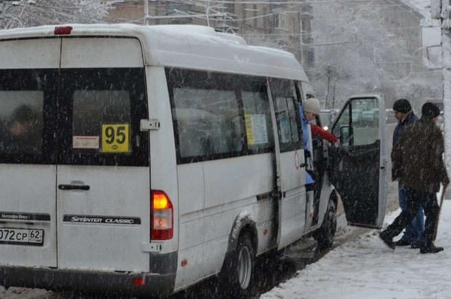 маршрутка на остановке зима