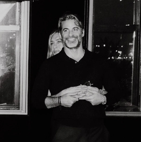 Влюбленные счастливо улыбаются