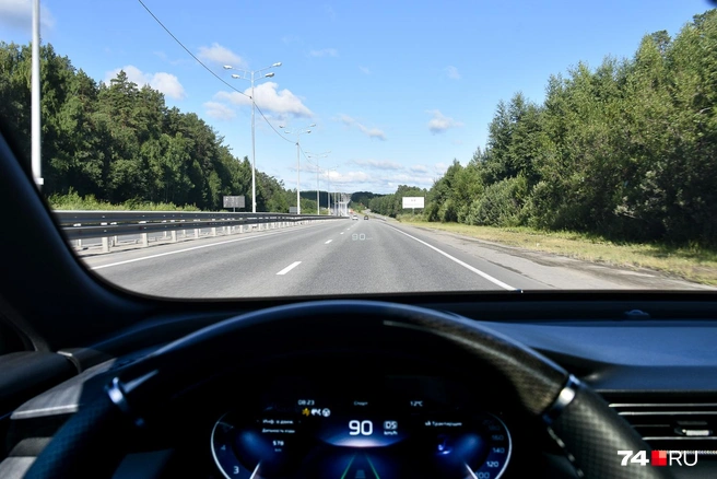 По дороге Екатеринбург — Пермь до въезда на М-12 едешь по четырехполосной трассе с лимитом скорости 90 км/ч | Источник: Артем Краснов
