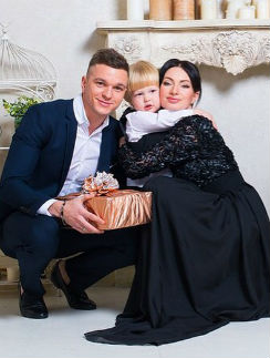 Евгения Феофилактова и Антон Гусев с сыном Даниэлем