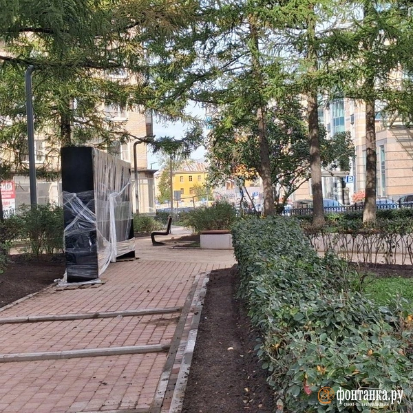 Сквер Пироцкого. Тематическое панно уже установили, но пока не открыли для горожан | Источник: Анна Мотовилова / FONTANKA.RU