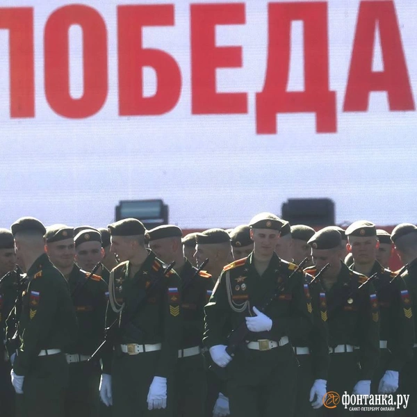 Парад на Дворцовой площади уже идет. Как к нему готовились | Источник: Дарья Драй / «Фонтанка.ру»