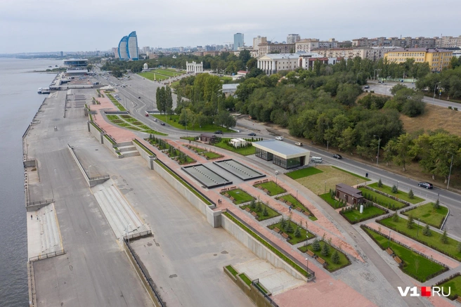 Территорию центральной набережной планируют освоить под гостиницу | Источник: Алексей Волхонский / V1.RU