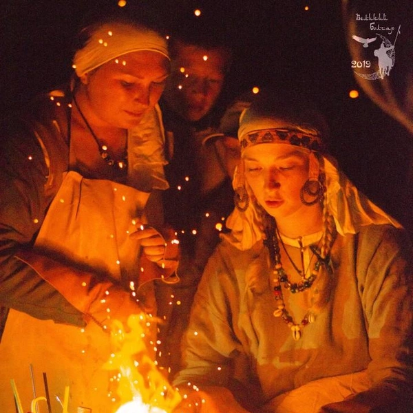 На фестивалях пермячка учит всех желающих искусству создания бусин или же бусоделию. Эти фото сделаны во время всероссийского фестиваля средневекового боя «Великий Болгар», проходящего в городе Болгар в Татарстане | Источник: предоставлено Ксенией Цыганковой