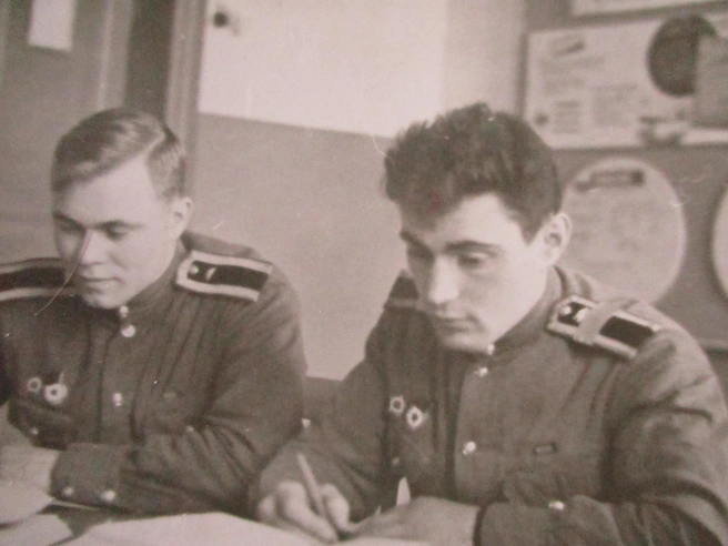 Курсант Жуков, справа, на занятиях | Источник: из архива Геннадия Жукова
