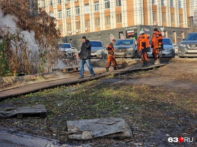 Рядом с местом аварии заметили аварийную бригаду «Т-Плюс» | Источник: Роман Данилкин / 63.RU