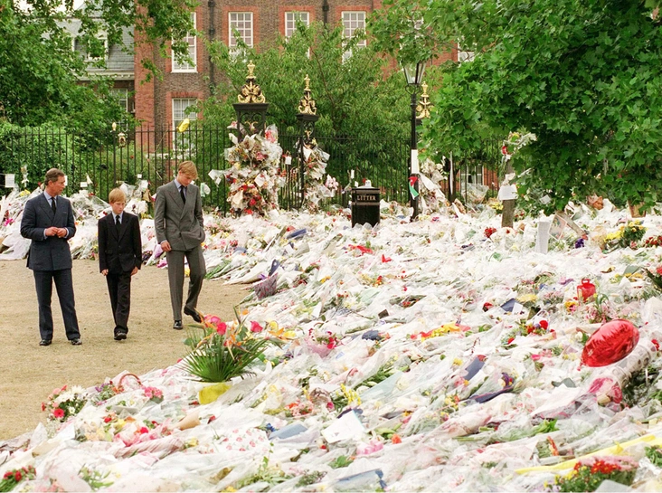 Принц Уэльский и его сыновья в день похорон Дианы, 6 сентября 1997 года
