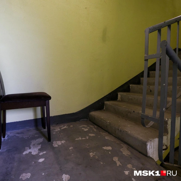 В многоэтажке появилась своя коллекция разных стульев для отдыха  | Источник: Артем Устюжанин / MSK1.RU