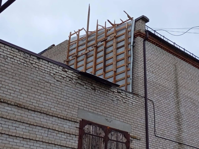 Крышу школы, где должен был быть экзамен, сорвало ураганным ветром | Источник: Эдуард Колтунов