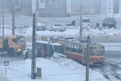 Маршрутка протаранила трамвай в Барнауле в 30-градусный мороз