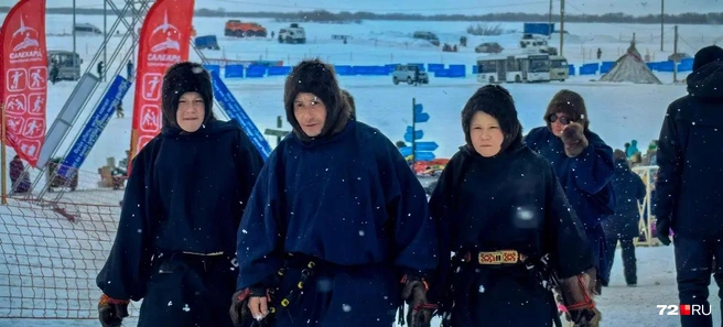 Тундровики только кажутся суровыми мужчинами, но стоит их похвалить&nbsp;— и на лицах появляется улыбка | Источник: Юлия Мальцева / 72.RU