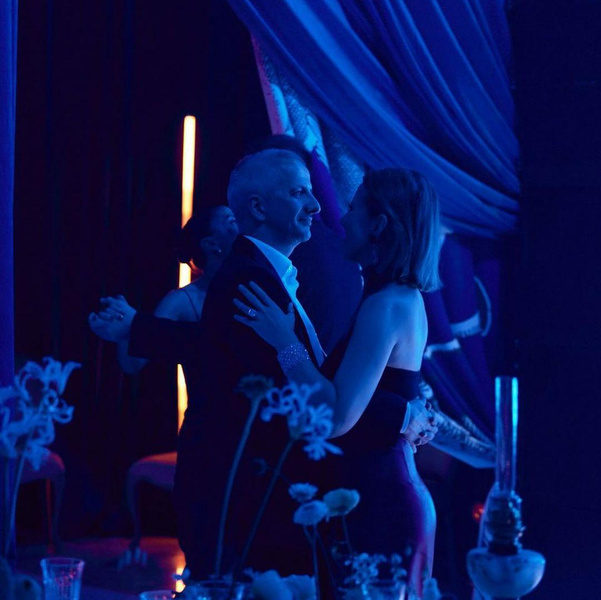 Бородина целует букет, пока бывший дарит невесте Cartier, а Шишкова засветила парня. Звезды отмечают 14 февраля