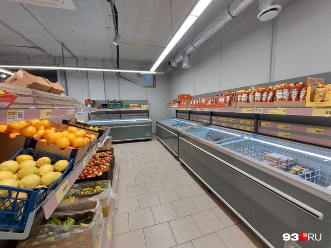 Если не смотреть на потолок, так и не скажешь, что это дискаунтер  | Источник: Екатерина Железнова / 93.RU