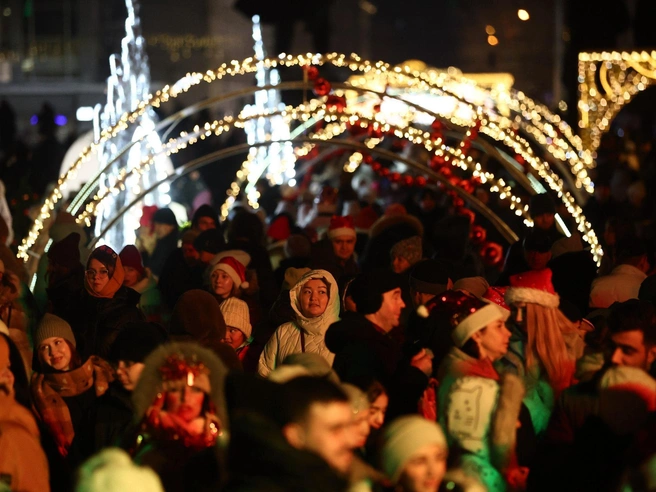 Многочисленные гости заполнили площадь Ленина | Источник: Александр Ощепков / NGS.RU