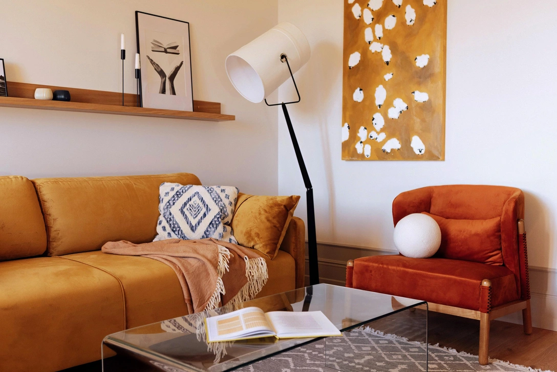 Диван, Divan.ru. Торшер, Loft Designe. Кресло, Artu. Ковер и декоративные подушки, Tkano. | Источник: Дарья Петренко