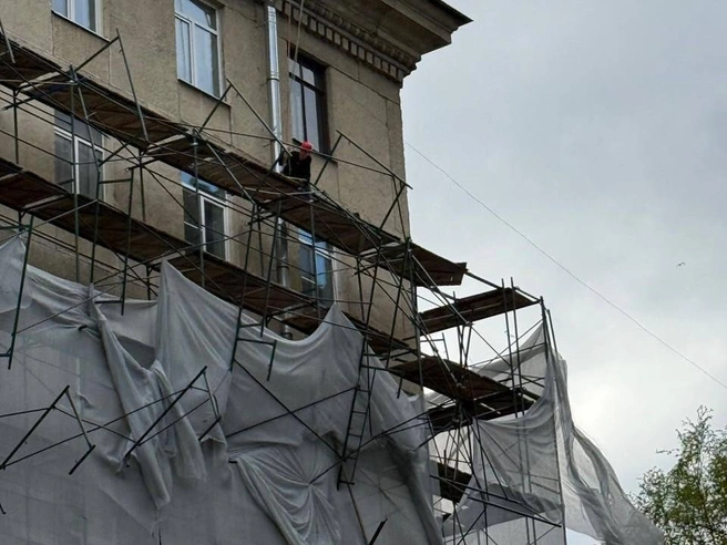 В Петербурге из-за ветра сорвало строительные леса | Источник: Фонд капремонта Санкт-Петербурга