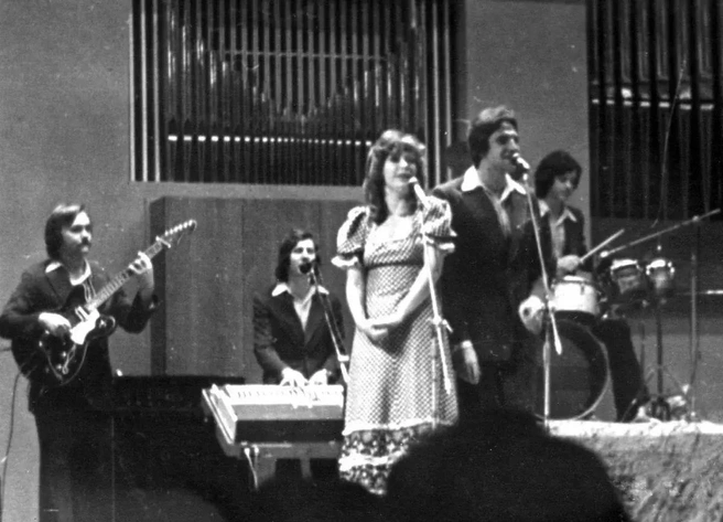 Вокалист ВИА «Веселые ребята» Анатолий Алешин и начинающая певица Алла Пугачева исполнили дуэт «Вишня». Он так понравился слушателям, что его записали отдельной мини-пластинкой | Источник: Легендарная группа «Аракс» / vk.com